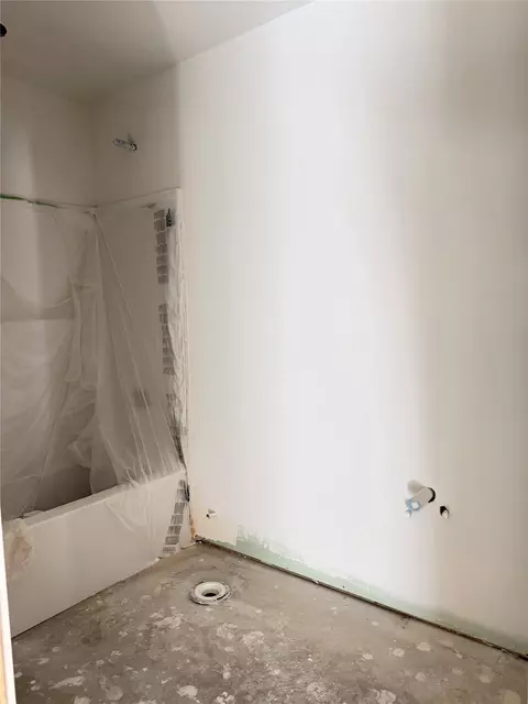 Bath - 1136 E 5th St, Cushing, OK 74023 photo 3 of 4