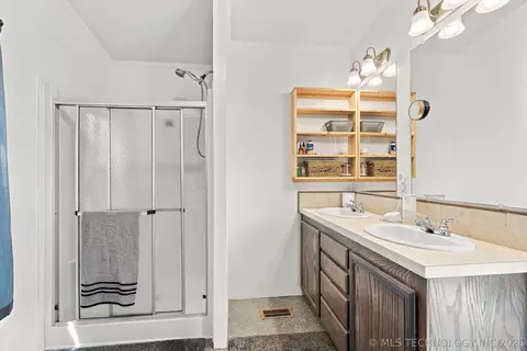 Bath - 6115 E 106th St N, Sperry, OK 74073 photo 1 of 2