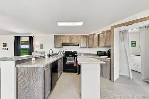 Kitchen - 6115 E 106th St N, Sperry, OK 74073 photo 2 of 3