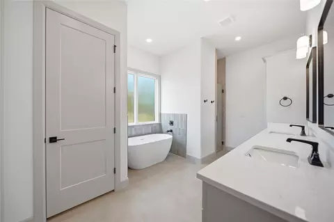 Bath - 21881 E 138th St, Broken Arrow, OK 74014 photo 1 of 7