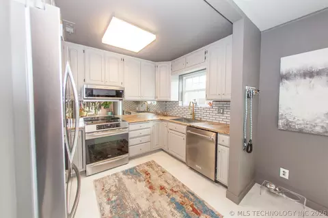 Kitchen - 5510 E 46th Street 3, Tulsa, OK 74135 photo 1 of 2