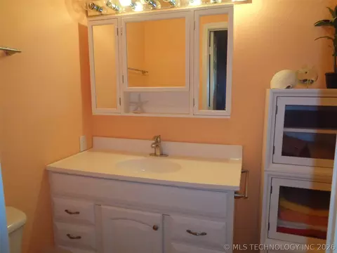 Bath - 87 Hickory Ln, Eufaula, OK 74432 photo 1 of 1