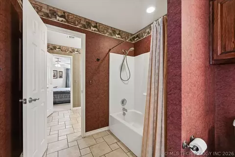 Bath - 7819 E 99th Pl, Tulsa, OK 74133 photo 5 of 7