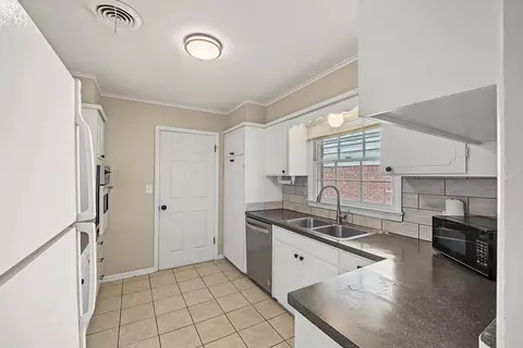Kitchen - 4662 E 58th St, Tulsa, OK 74135 photo 4 of 4