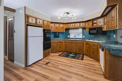 Kitchen - 62000 263 Loop 13 And 14, Grove, OK 74344 photo 1 of 2
