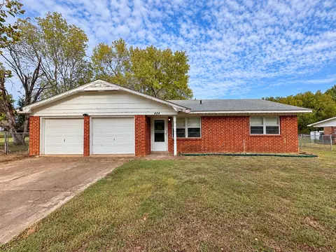 404 E Colonial Dr, Konawa, OK 74849