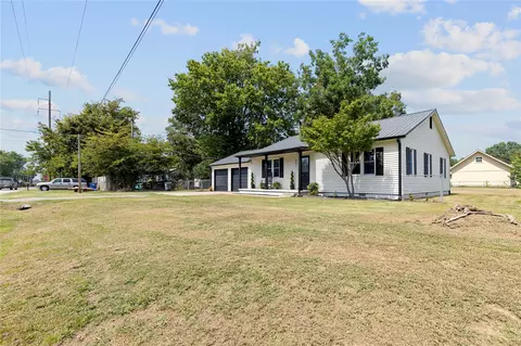 Exterior - 907 SE 4th St, Wagoner, OK 74467 photo 3 of 6
