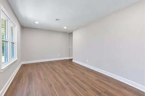 Living - 907 SE 4th St, Wagoner, OK 74467 photo 2 of 4
