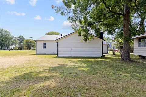Exterior - 907 SE 4th St, Wagoner, OK 74467 photo 4 of 6