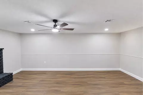 Living - 907 SE 4th St, Wagoner, OK 74467 photo 4 of 4