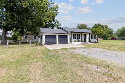 Exterior - 907 SE 4th St, Wagoner, OK 74467 photo 2 of 6
