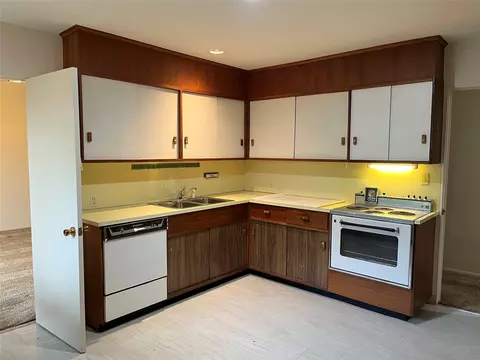 Kitchen - 2134 E 59th Place S E1, Tulsa, OK 74105 photo 1 of 2