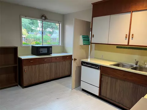 Kitchen - 2134 E 59th Place S E1, Tulsa, OK 74105 photo 2 of 2