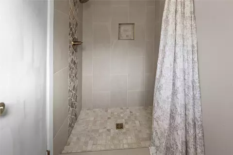 Bath - 34418 E 698 Rd, Wagoner, OK 74467 photo 4 of 5