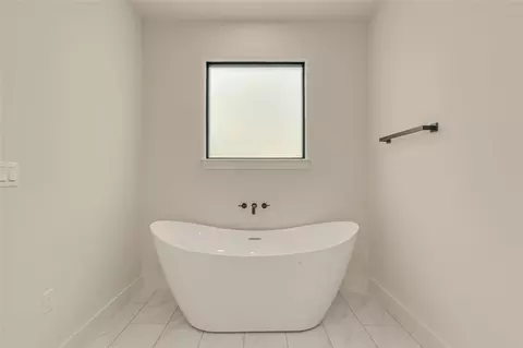 Bath - 11446 Forest View Ln, Sperry, OK 74073 photo 3 of 4