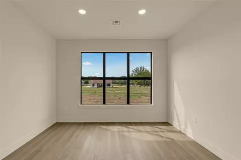 Bedroom - 11446 Forest View Ln, Sperry, OK 74073 photo 2 of 4