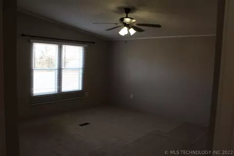 370 Eastgate Loop, Ardmore, OK 73401 photo 5