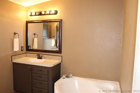 370 Eastgate Loop, Ardmore, OK 73401 photo 6