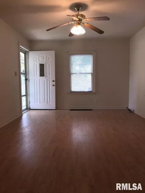 525 Wood Ave, Springfield, IL 62702 photo 2