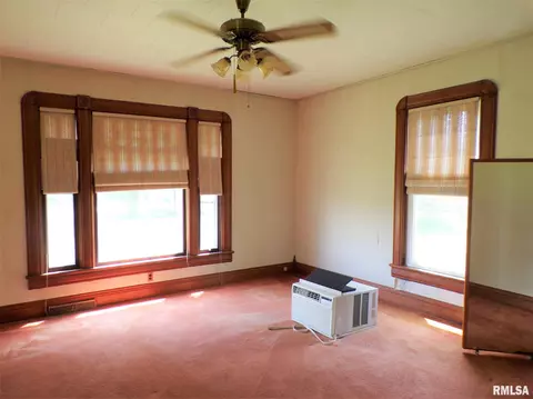 401 E Main St, Altona, IL 61414 photo 21