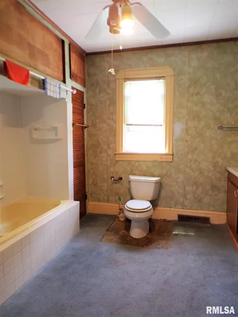 401 E Main St, Altona, IL 61414 photo 24