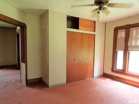 401 E Main St, Altona, IL 61414 photo 22