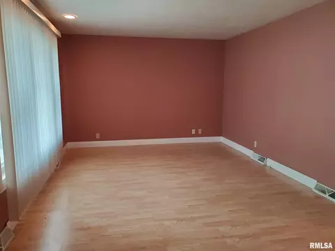 1924 Fairmont Dr, Springfield, IL 62702 photo 2