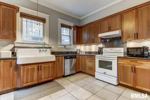 711 S Walnut St, Springfield, IL 62704 photo 9