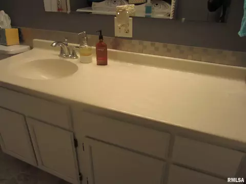 703 N Taylor St, Athens, IL 62613 photo 8