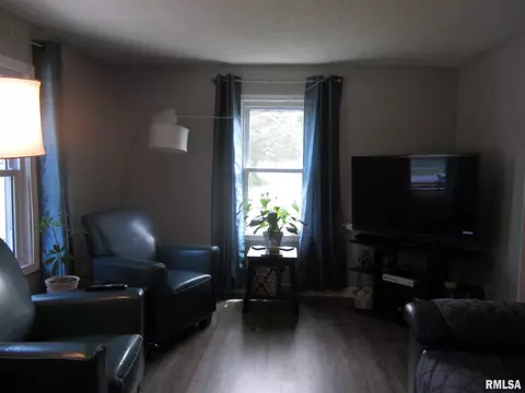 703 N Taylor St, Athens, IL 62613 photo 2