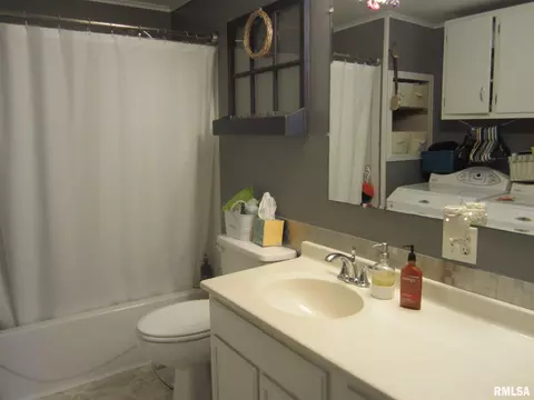 703 N Taylor St, Athens, IL 62613 photo 9