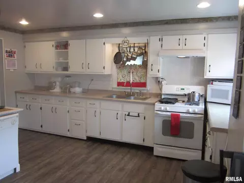703 N Taylor St, Athens, IL 62613 photo 14