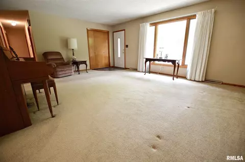 2124 Warwick Dr, Springfield, IL 62704 photo 5
