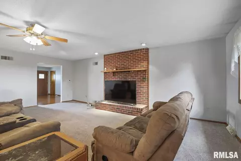 26309 E 2nd Rd, Waggoner, IL 62572 photo 5