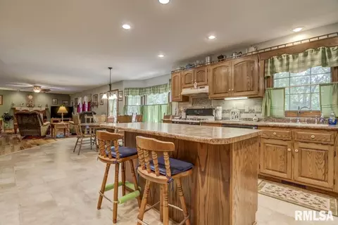 621 Tecumseh Trl, Springfield, IL 62711 photo 9