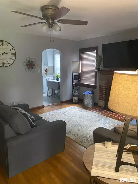 2136 S Walnut St, Springfield, IL 62704 photo 4