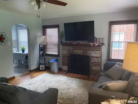 2136 S Walnut St, Springfield, IL 62704 photo 2