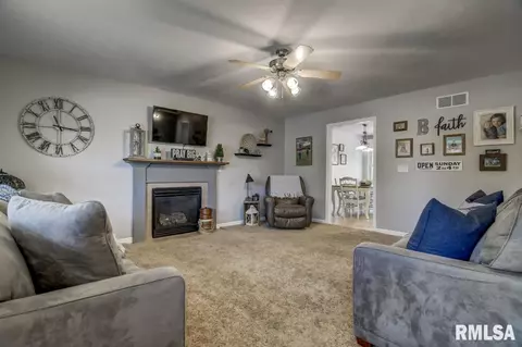 2009 Cory Dr, Springfield, IL 62702 photo 3