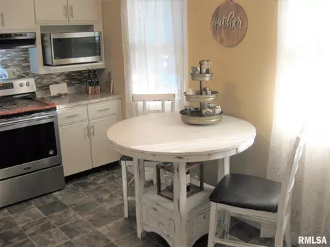 2102 Faringdon Rd, Springfield, IL 62702 photo 6