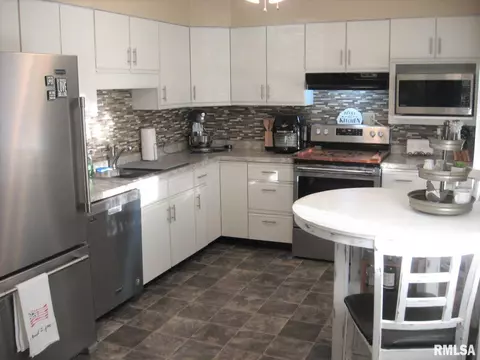 2102 Faringdon Rd, Springfield, IL 62702 photo 5