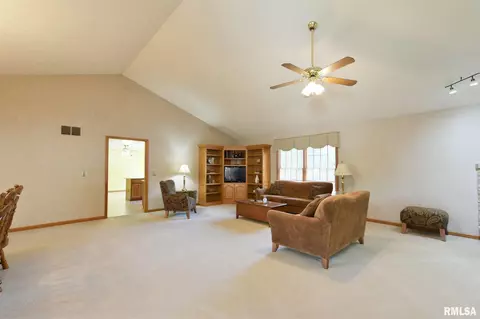 3926 Buckeye Dr, Springfield, IL 62707 photo 2