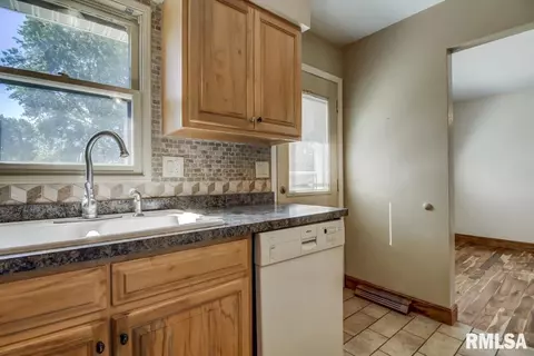 2422 Delaware Dr, Springfield, IL 62702 photo 9