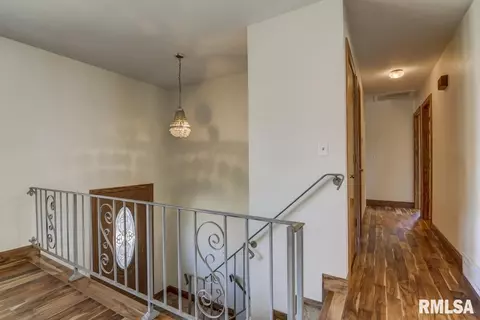 2422 Delaware Dr, Springfield, IL 62702 photo 2