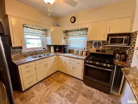 2100 Marland St, Springfield, IL 62702 photo 2