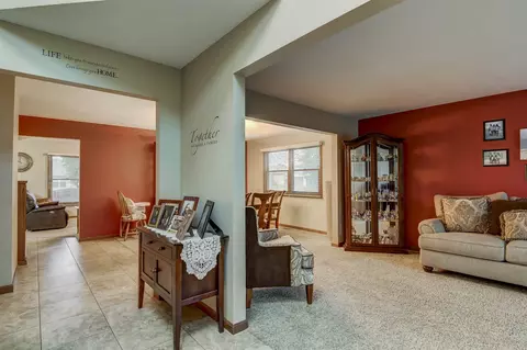 923 Mesa Dr, Chatham, IL 62629 photo 4
