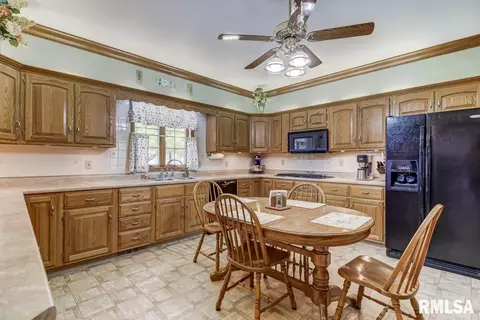 2724 Hilltop Rd, Springfield, IL 62712 photo 2