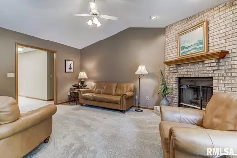 2702 Chase Dr, Springfield, IL 62704 photo 4