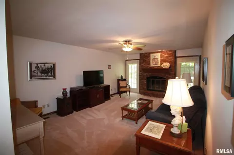 1712 Devonwood Dr, Springfield, IL 62704 photo 9