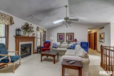 94 Amherst Dr, Springfield, IL 62702 photo 4