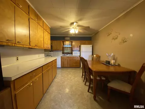 409 E Woods St, Avon, IL 61415 photo 18